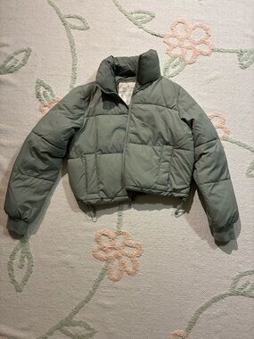 Hollister Cropped Puffer Jacket in Sage Green (size medium)